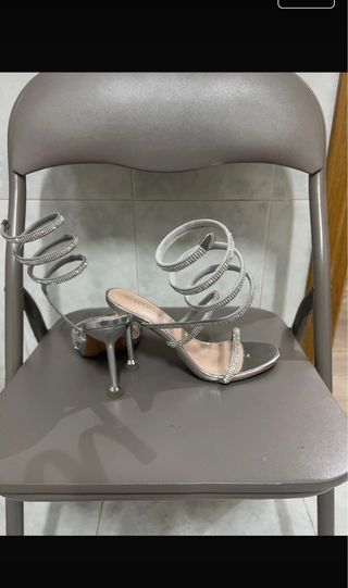 Tacones plateados con pedrería