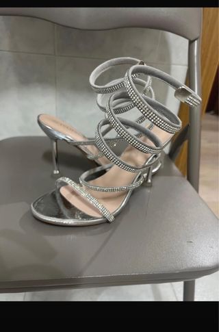 Tacones plateados con pedrería