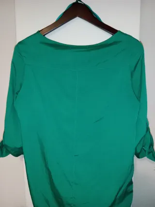 Blusa verde talla M con bolsillo. Blanco