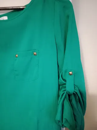 Blusa verde talla M con bolsillo. Blanco