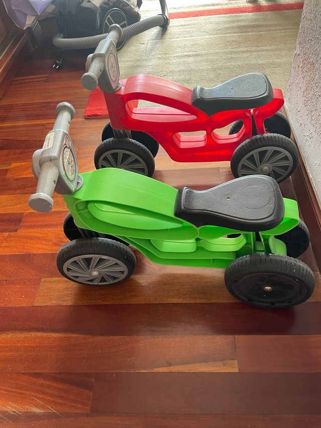 Bicicleta correpasillos roja y verde