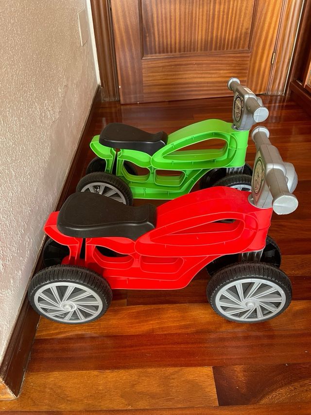 Bicicleta correpasillos roja y verde