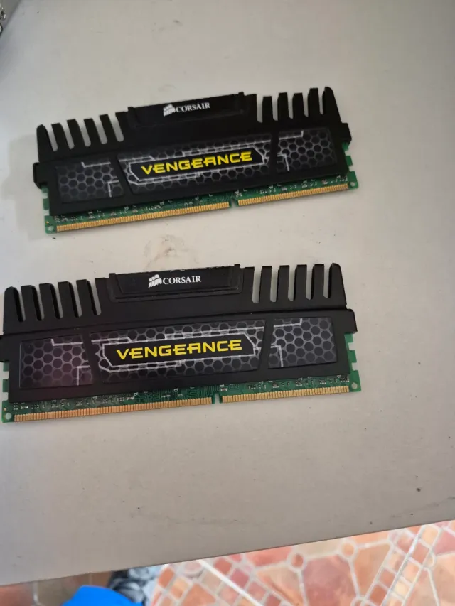 2x Corsair VENGEANCE DDR3 8GB DOS MÓDULOS DE 4GB