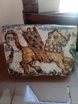 Azulejo antiguo decorado con grifo