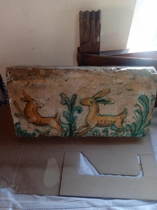 Azulejo antiguo decorado con grifo