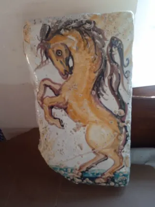 Azulejo antiguo decorado con grifo