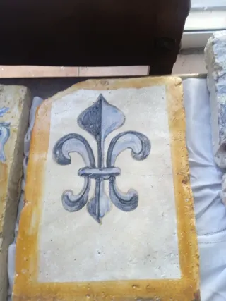 Azulejo antiguo decorado con grifo