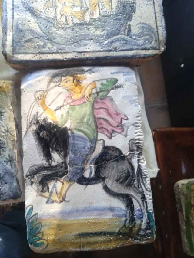 Azulejo antiguo decorado con grifo