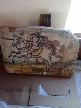 Azulejo antiguo decorado con grifo