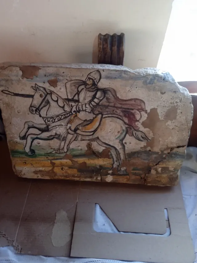 Azulejo antiguo decorado con grifo