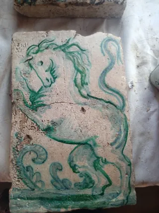 Azulejo antiguo decorado con grifo