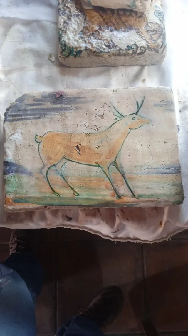 Azulejo antiguo decorado con grifo