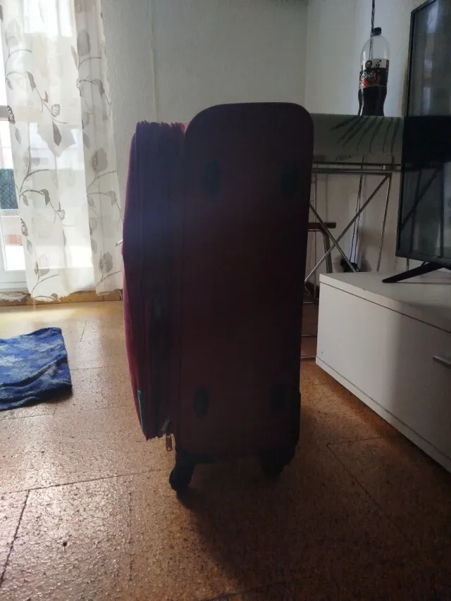 Maleta de viaje roja con diseño precio 20 o 17