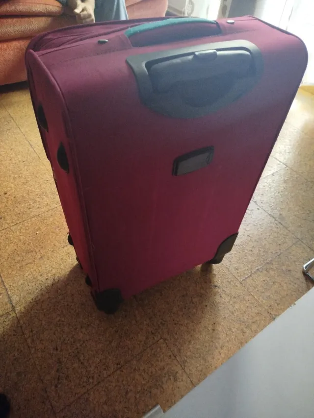 Maleta de viaje roja con diseño precio 20 o 17