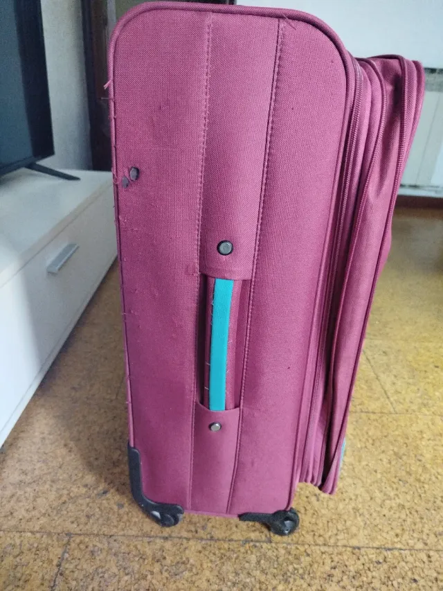 Maleta de viaje roja con diseño precio 20 o 17