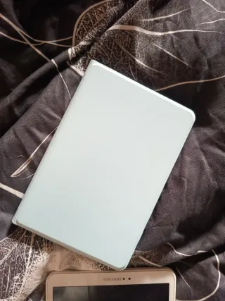 Tablet Android 14 Negra con su funda azul celeste