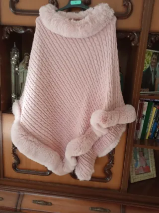 Poncho rosa con pelo talla única, nuevo
