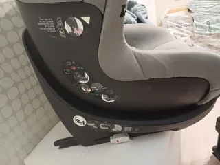 Silla de coche giratoria Cybex con reduptor.