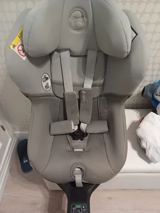 Silla de coche giratoria Cybex con reduptor.