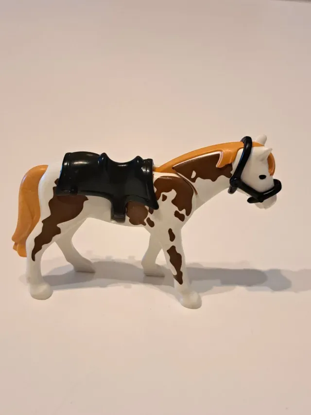 Lote Playmobil: Figura, Caballo y Accesorios