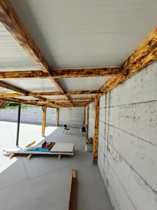 Terraza madera y panel sándwich para porches