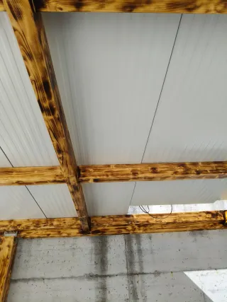 Terraza madera y panel sándwich para porches