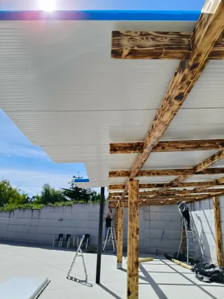 Terraza madera y panel sándwich para porches