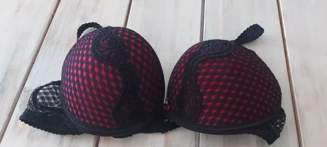 Reggiseno nero e fucsia con pizzo