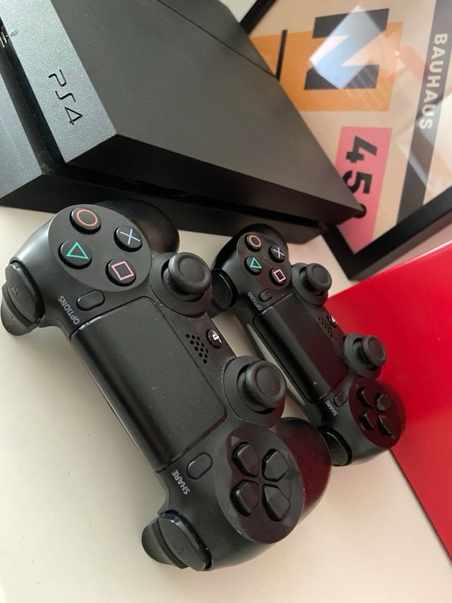 Playstation 4 + 2 mandos