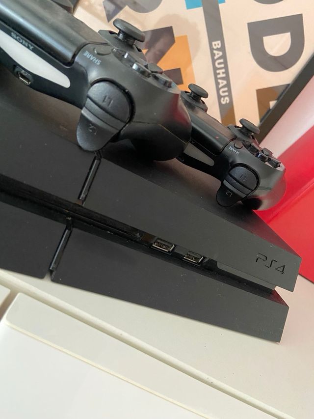 Playstation 4 + 2 mandos