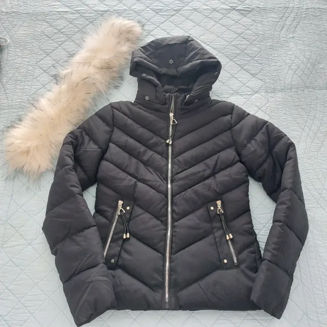 Cazadora negra invierno con capucha mujer abrigada