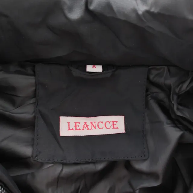 Cazadora negra invierno con capucha mujer abrigada