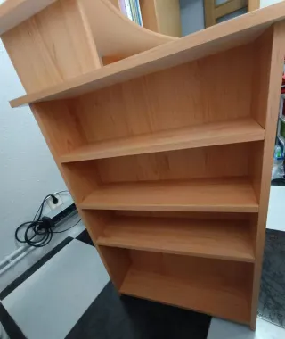 Escritorio de madera con cajón y estantes