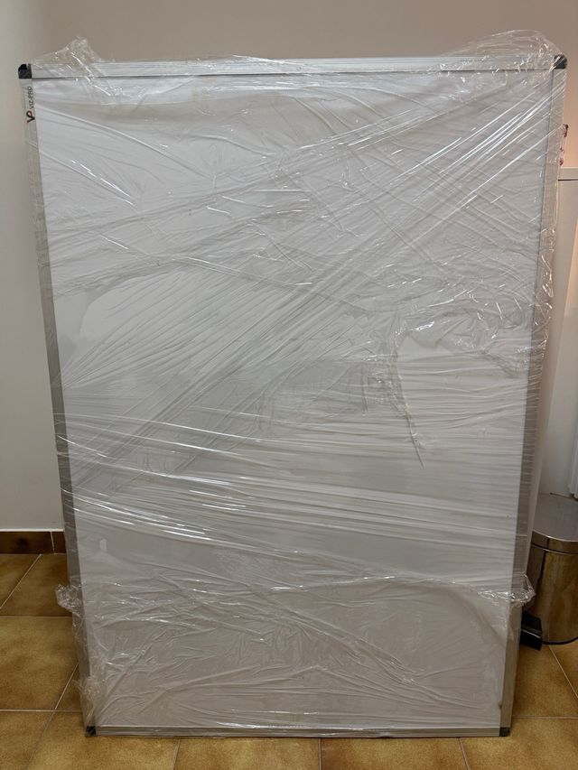 Tavola bianca mobile con ruote