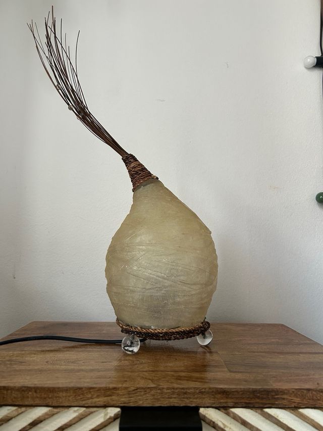 Lámpara de mesa resina y madera