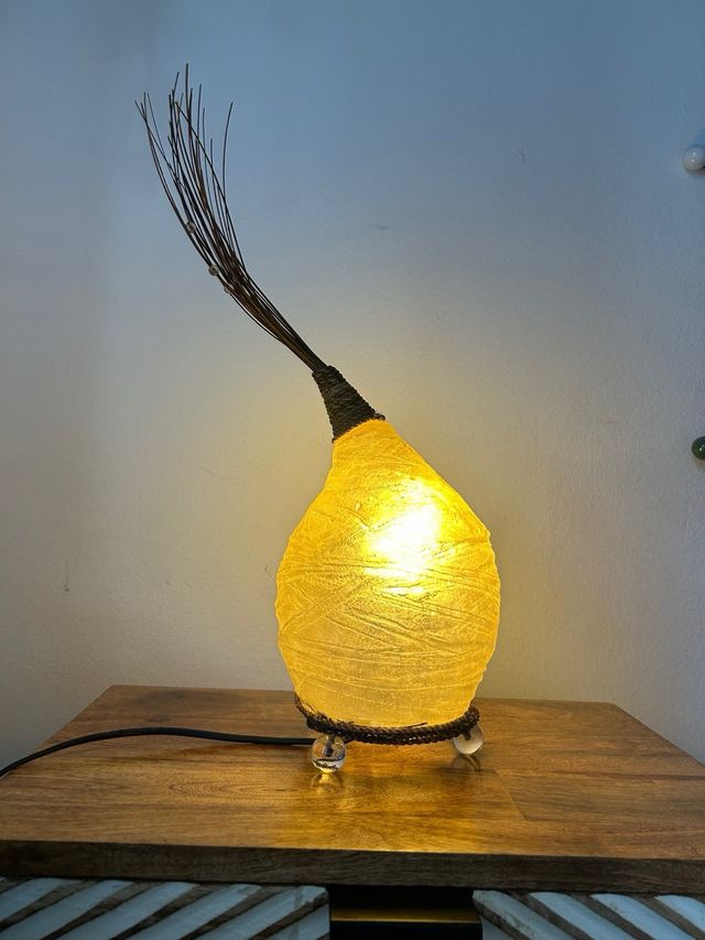 Lámpara de mesa resina y madera