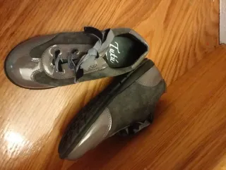 Zapatos niña grises y plateados chupetín 28