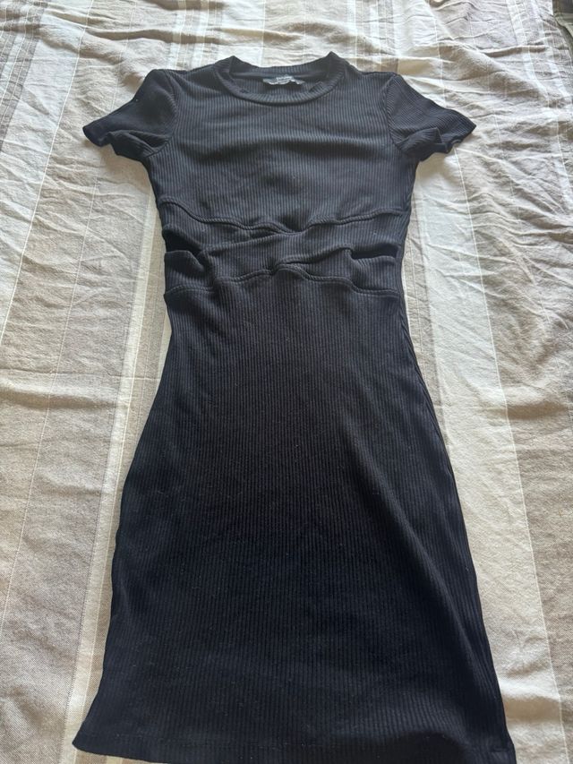 Vestido Bershka negro con aberturas