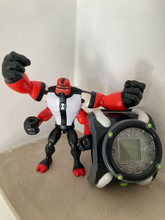 Boneco Ben 10 Quatro Braços com Omnitrix Deluxe