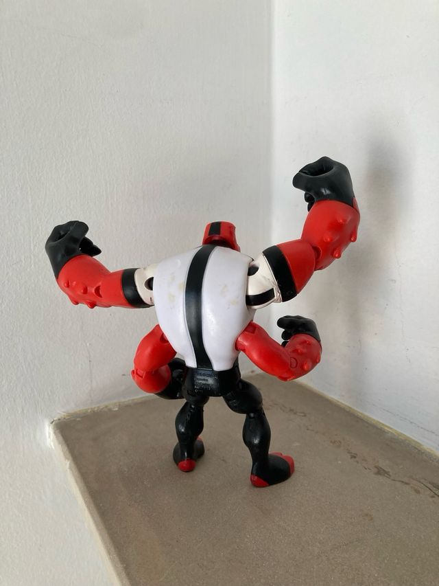 Boneco Ben 10 Quatro Braços com Omnitrix Deluxe