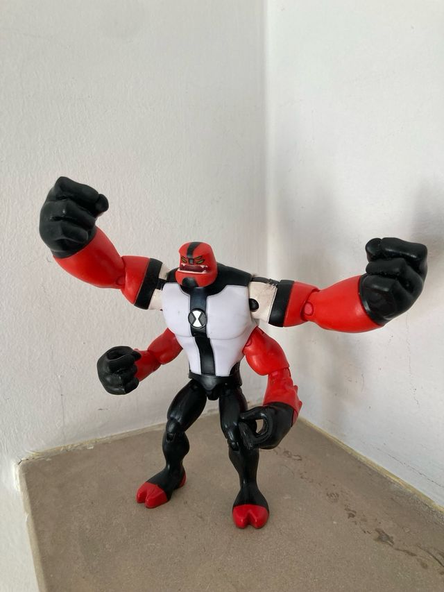 Boneco Ben 10 Quatro Braços com Omnitrix Deluxe