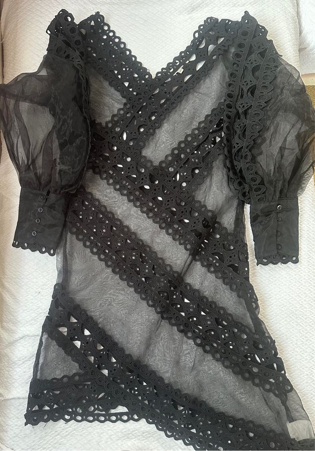 Vestido de playa negro con transparencias