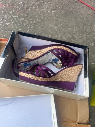 Zapatos de fiesta morados con cuña