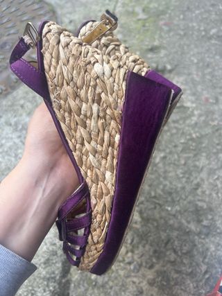 Zapatos de fiesta morados con cuña