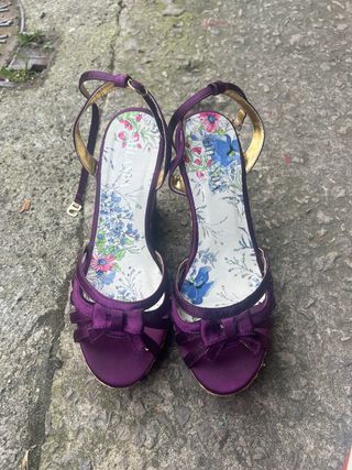 Zapatos de fiesta morados con cuña
