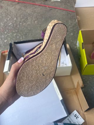 Zapatos de fiesta morados con cuña