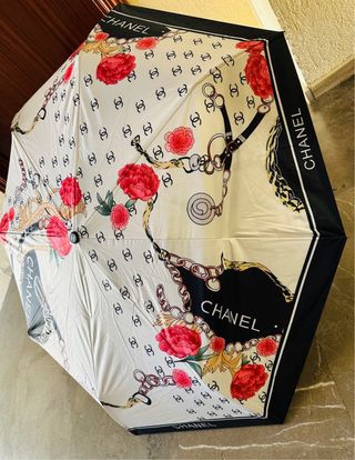 Paraguas CHANEL con diseño de cadenas y flores