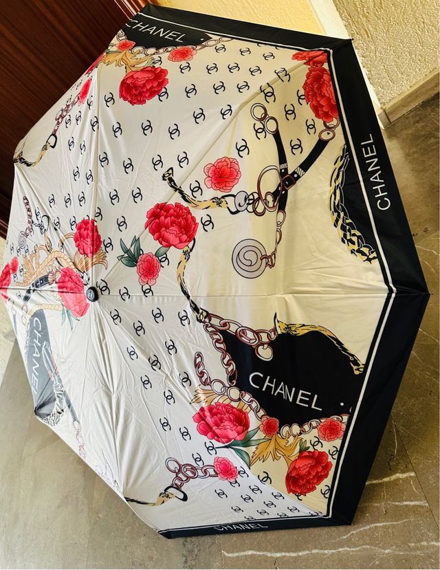 Paraguas CHANEL con diseño de cadenas y flores