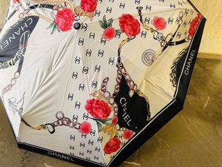 Paraguas CHANEL con diseño de cadenas y flores
