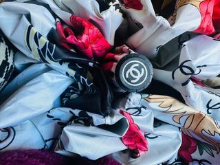 Paraguas CHANEL con diseño de cadenas y flores